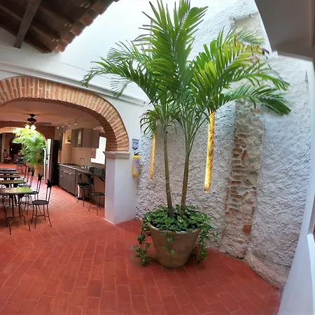 Columbus House 2*