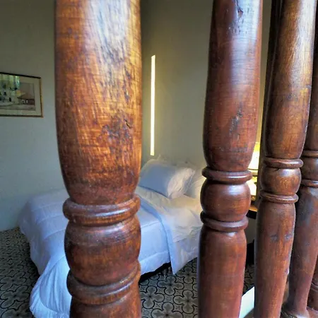 Bed & Breakfast Columbus House 2*