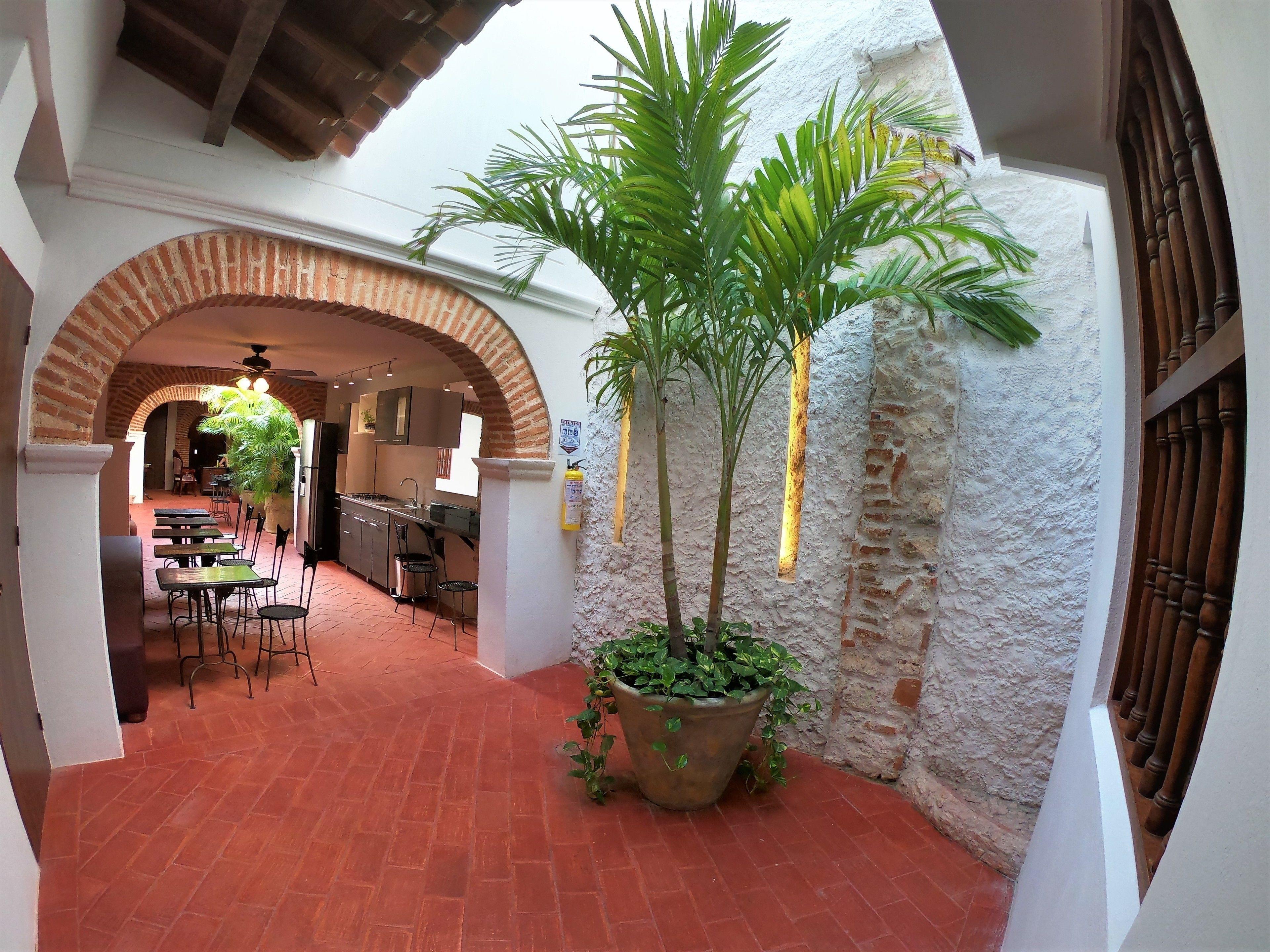 Columbus House 2*